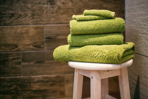 MICROFIBER TOWELS vs. COTTON TOWELS TO DRY YOUR HAIR